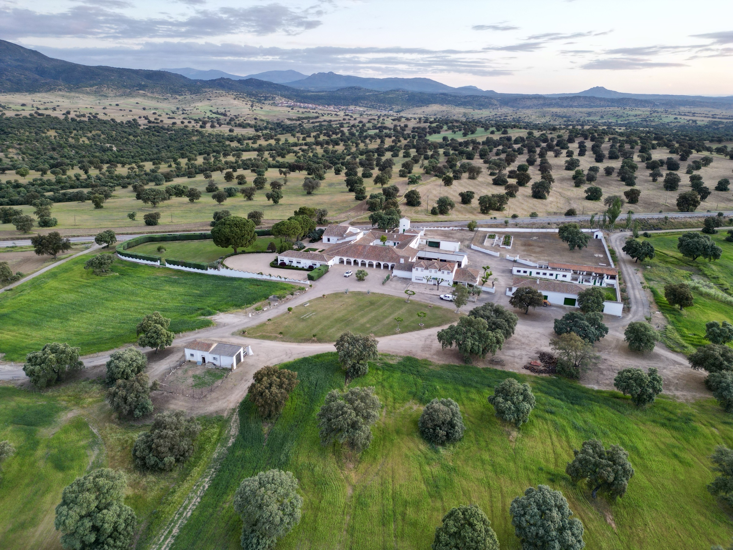 Vista aérea de cortijo y finca · sur de España