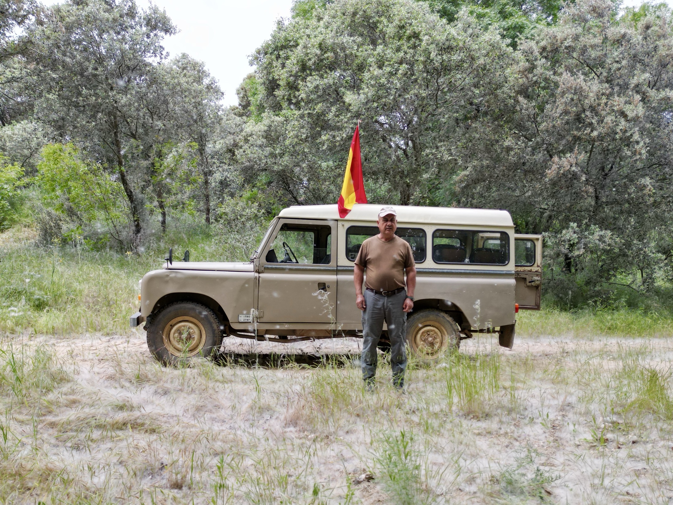 Guarda de finca con Land Rover Defender · trabajo de campo